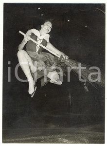 1954 LONDON Olympic skater Sonya KAYE playing Cinderella *Photo 15x20