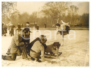 1956 LONDON Youngsters on the edge of the ice watching Bettina LEE skating