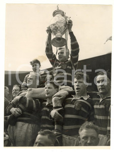 1953 LONDON RUGBY Huddersfield - St Helens 15-10 Russell PEPPERELL with the cup