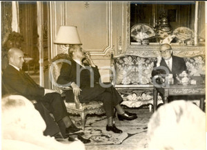 1956 PARIS Ambassade d'Italie - Giovanni GRONCHI in conferenza stampa *Foto