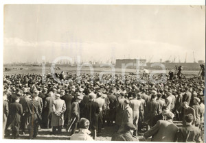 1957 LONDON Strikers attending a mass meeting at Custom House *Photo 20x15
