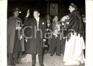 1954 AMSTERDAM Président Réné COTY salue la foule avec la Reine Juliana - Photo