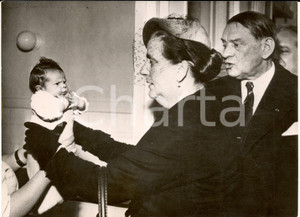 1954 PARIS Réné et Germaine COTY visitent la maternité de l'hôpital LARIBOISIERE