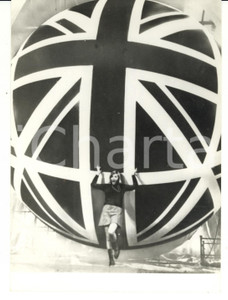 Fotografia d epoca originale 1970 OSAKA  EXPO Modella regge pallone del padiglione britannico Foto 18x13 1