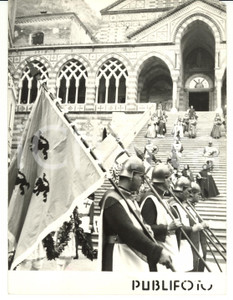 Fotografia d epoca originale 1957 AMALFI Regata delle Antiche Repubbliche Marinare  Gli armati di GENOVA 1
