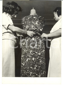 Fotografia d epoca originale 1959 NAPOLI Sarta Anna BUONANNO confeziona abito per le nozze di Paola RUFFO 1