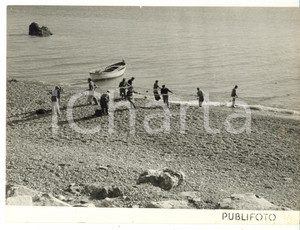 Fotografia d epoca originale 1954 ARENZANO Pescatori trascinano le reti a riva Fotografia VINTAGE 24x18 cm 1