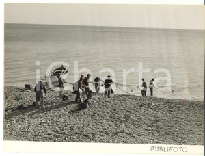 Fotografia d epoca originale 1954 ARENZANO Pescatori trascinano le reti a riva  Foto VINTAGE 24x18 cm 1
