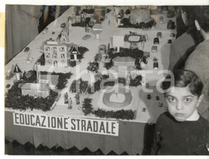 1955 ca MILANO Scuola elementare G. Mazzini - Lezione di Educazione Stradale 