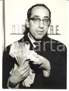 1961 MILANO Alberto GENERALI stringe tra le mani vincita alla Lotteria - Foto