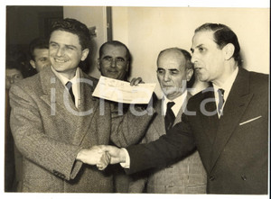 1959 ROMA Salvatore BUCCI riscuote premio della LOTTERIA DI CAPODANNO *Foto