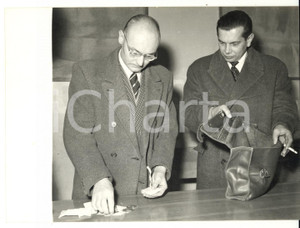 Fotografia d epoca originale 1957 MILANO Vincita Lascia o raddoppia?  Ernesto BOVIO ritira gettoni d oro 1