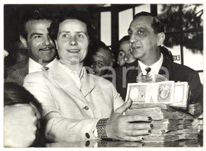 Fotografia d epoca originale 1957 ROMA  CONI Marietta GHEZA riscuote vincita al TOTOCALCIO Foto 18x13 1
