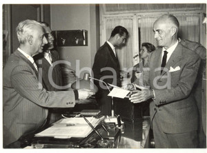 Fotografia d epoca originale 1957 ROMA Premio Lotteria di Merano  Dottor BISOGNO consegna la vincita Foto 1