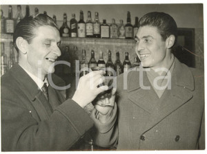 Fotografia d epoca originale 1955 ca BOLOGNA  TOTOCALCIO Brindisi tra Tolmino BRIGHETTI e Daniele MOSCA 1