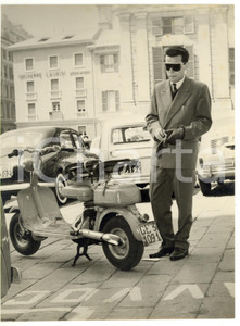 Fotografia d epoca originale 1957 GENOVA Umberto CONSIGLIERI proprietario scooter con targa schedina vincente 1
