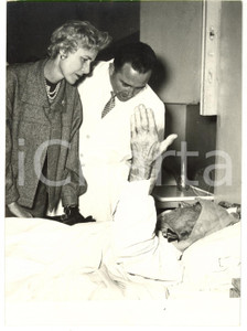 Fotografia d epoca originale 1954 ALLUVIONE SALERNO Clare BOOTHE LUCE in visita ai sopravvissuti Foto 13x18 1