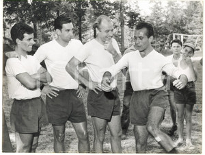 1955 SALICE TERME Ritiro GENOA - Riccardo CARAPELLESE scherza con i compagni 