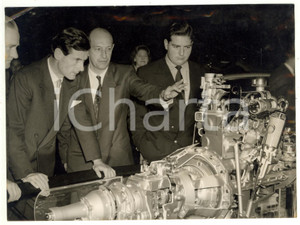 Fotografia d epoca originale 1953 LONDON Motor Show  John CUTTS explaining the engine to Peter TOWNSEND 1