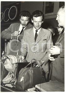 Fotografia d epoca originale 1958 ROMA Peter TOWNSEND fa scalo in aeroporto Foto 13x18 1