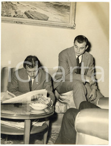Fotografia d epoca originale 1956 BERGAMO Ritiro NAZIONALE CALCIO  Gaudenzio BERNASCONI legge il giornale 1