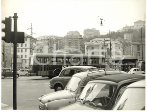 1965 ca GENOVA Traffico cittadino - Passaggio autobus *Foto VINTAGE 24x18 cm