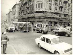 1965 ca GENOVA Vigile urbano dirige il traffico davanti a BAR AURORA *Foto 24x18