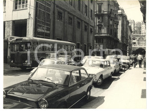 1965 ca GENOVA Autobus percorre strada trafficata *Foto VINTAGE 24x18 cm