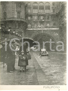 1956 GENOVA Largo della Zecca - Famiglia sotto la neve *Foto VINTAGE 18x24