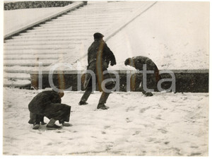 1956 GENOVA Bambini giocano con la neve - Fotografia VINTAGE 24x18 cm