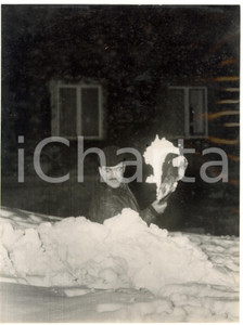 1956 GENOVA Maltempo - Spalatore sepolto dalla neve *Fotografia VINTAGE 18x24 cm