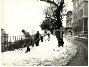 1956 GENOVA Spalatori ripuliscono i marciapiedi dalla neve *Foto ARTISTICA 24x18