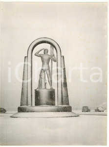 Fotografia d epoca originale 1956 GENOVA Viale Brigate Partigiane  Statua del NAVIGATORE sotto la neve Foto 1