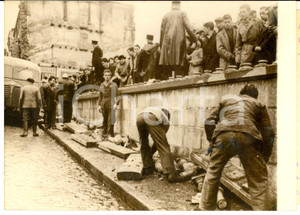 1957 LIMOGES Riprese film "L'attaque de la banque" - Folla fa crollare barriera Fotografia d'epoca con didascalia coeva.  CONDIZIONI: G (ma lievi residui al lato destro) FORMATO:  18x13 cm    originale e autentica 1