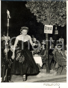 1954 GENOVA Nuovo Lido - Festival Canzone Francese - Nilla PIZZI sale sul palco