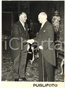 Fotografia d epoca originale 1954 ROMA Stretta di mano tra Luigi EINAUDI e Mohammed Amdi HEIBA Foto 13x18 cm 1