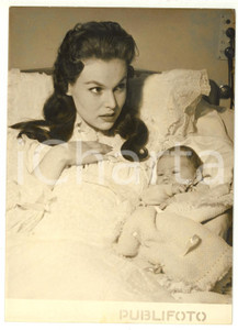1954 ROMA Attrice Tania WEBER con il figlio neonato Rodolfo Stefano HECHT LUCARI