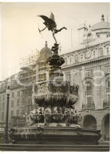 1956 LONDON Piccadilly Circus - Frozen Shaftesbury Memorial Fountain *Photo 