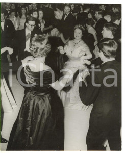 Fotografia d epoca originale 1958 UNIVERSITY OF LONDON Senate House  Queen MOTHER dancing with the students 1