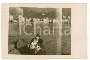 1920 RAPALLO (GE) Donna in riva al mare con bambina e bambola - Foto Fotografia originale d'epoca, in formato cartolina postale.  POOR/danneggiato piegatura angolare; difetti di stampa Formato: 14x9 cm originale e autentica 1
