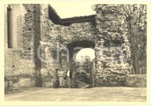 1954 CASTIGLIONE OLONA (VA) Scorcio del centro storico *Foto ANIMATA 10x7 cm Fotografia originale d'epoca, con didascalia manoscritta al verso.  GOOD/buono  Formato: 10x7 cm originale e autentica 1