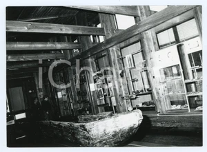 Fotografia d epoca originale 1977 LAGO DI LEDRO Museo delle palafitte  Sala interna  Foto 18x13 1