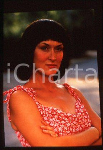 Meryl STREEP - CINEMA A Cry in the Dark Actress 1988 * 35mm vintage slide 1  Diapositiva d'epoca, in formato 35 mm.CONDIZIONI: GOODE' severamente vietata la riproduzione. Tutti i diritti sono riservati.Nella diapositiva ICharta mette in vendita, sul negozio eBay e in esclusiva sul sito "icharta" il proprio archivio composto da numerose diapositive e negativi fotografici d'epoca, tutti originali e autentici, che attraversano la storia del costume italiano tra gli la fine degli anni Sessanta e Novanta.Si tratta di uno sguardo inedito sull'attualit&agrave;, la politica, la vita quotidiana, il gossip e la cultura, che fotografa il cambiamento della nazione in quest'ultimo scorcio del XX secolo. Un'occasione unica per il mercato del collezionismo, che vede finalmente disponibile un archivio eccezionale per vastit&agrave;, tematiche e condizioni, in un settore (il negativo fotografico e la diapositiva) di assoluta novit&agrave; e dalle interessanti prospettive di investimento.  FAIR/discreto   originale e autentica 1