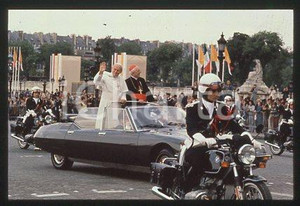 JOHN PAUL II - PARIS Pope waves to the crowd 1980 * 35 mm vintage slide 31