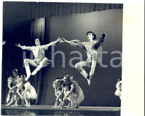 1974 MOSCOW URSS Dance Ensemble SOUVENIR - A Russian performance *Foto 18x24 Fotografia d'epoca con didascalia coeva al verso. CONDIZIONI: FAIR (piegature)    originale e autentica 1