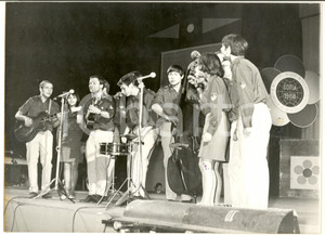 1968 SOFIA World Festival of Youth and Students - Beat band OCTOBER CLUB *Photo Fotografia d'epoca con didascalia coeva al verso. CONDIZIONI: FAIR (piccolo residuo cartaceo al margine destro)FORMATO:  24x18 cm     originale e autentica 1