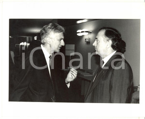 Fotografia d epoca originale 1985 ca Gianni LOCATELLI a colloquio con CANTONI Fotografia 25x20 cm 1