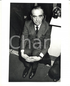 1985 ca MILANO Ritratto di Piero BASSETTI seduto per terra *Fotografia 20x25