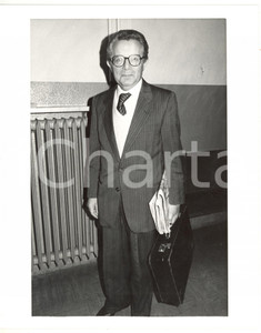 1985 ca MILANO Ritratto di Luigi VENEGONI - Foto 20x25 cm Fotografia d'epoca. CONDIZIONI: GFORMATO: 20x25 cm     originale e autentica 1