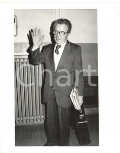 1985 ca MILANO Luigi VENEGONI saluta i giornalisti - Fotografia 20x25 cm